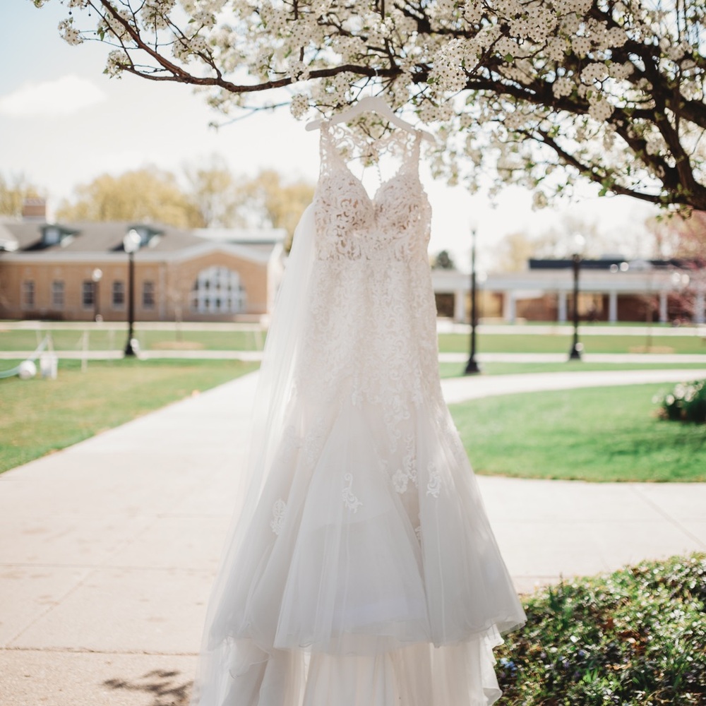 Elegant White Lace Wedding Dress